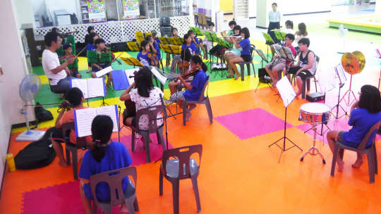 육영재단 어린이회관이 지난 7·8일 이틀간 서울 광진구 능동 어린이회관에서 '2015 푸른꿈 탐험대 오케스트라 캠프'를 개최했다고 밝혔다. 푸른꿈 탐험대 오케스트라는 소외계층과 다문화 가정 초·중등 학생 37명과 악기 파트 별 선생님, 지휘자 등 총 40여 명으로 구성됐으며 올해 초 창단됐다.  육영재단 어린이회관 제공